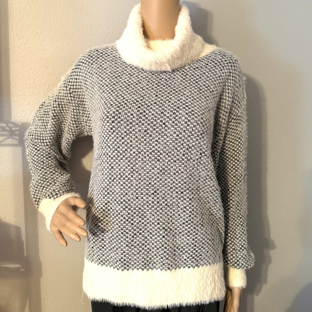RAIN + ROSE Eyelash black and white Turtleneck Sweater Size: S